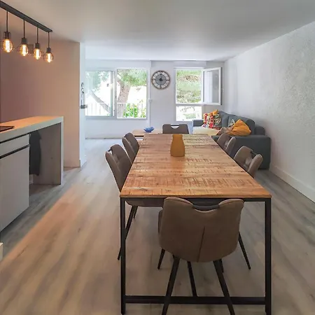 3 Bedroom Awesome In Apartment *