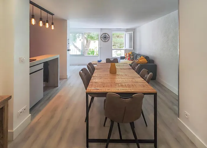 3 Bedroom Awesome In Apartment *